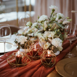 świeczniki geometryczne, geometryczne dodatki, złote świeczniki, metalowe świeczniki, dekoracja stołu
