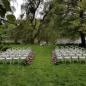 białe krzesła, krzesła do ślubu, ślub w plenerze, dekoracja ślubu plenerowego