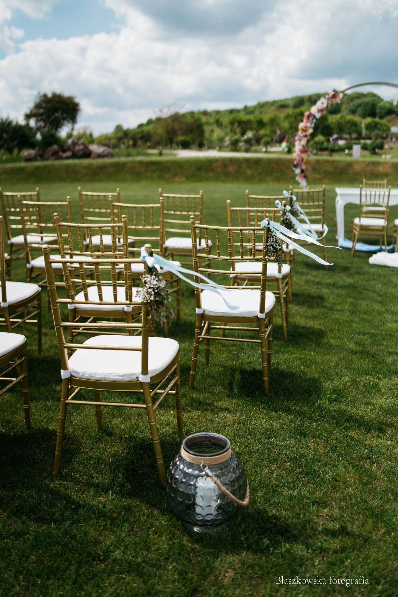 krzesła do ceremonii, krzesła na ślub w plenerze, ślub plenerowy, krzesła chiavari