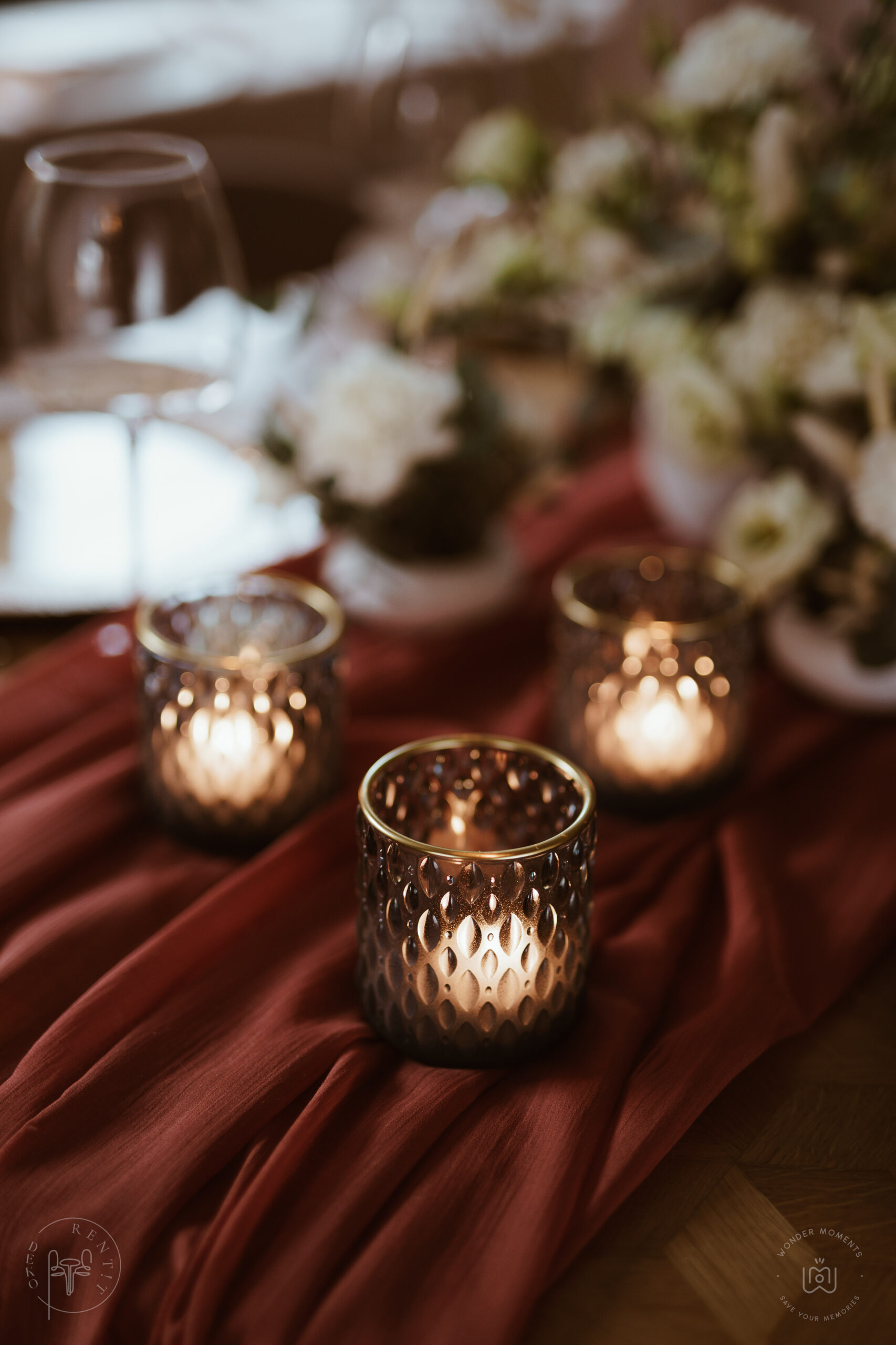 świeczniki granatowe ze złotym rantem, świeczniki. dekoracja stołu