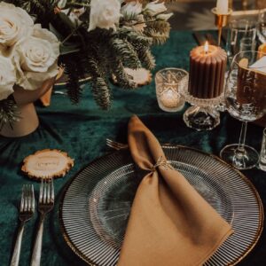 serwetka, serwetka cynamonowa, brązowa serwetka, materiałowa serwetka na wesele, dekoracja stołu
